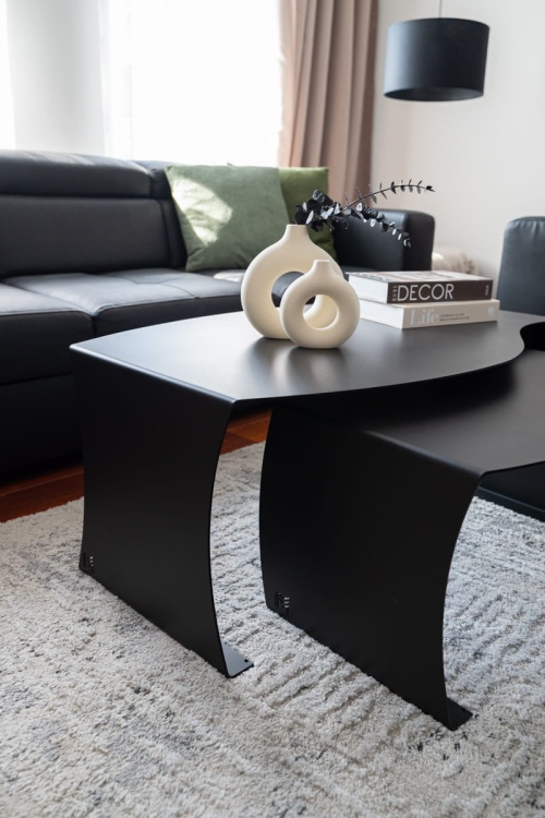 Zestaw stoików stalowych FLOW w salonie