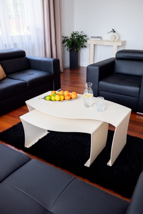 Stolik kawowy FLOW - w nowoczesnym salonie