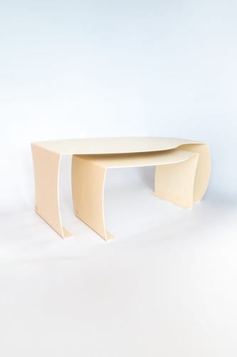 stolik kawowy FLOW - metalowy stoik o miękkien nowoczesnej formie