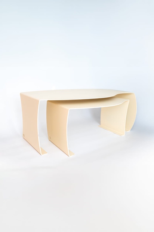 stolik kawowy FLOW - metalowy stoik o miękkien nowoczesnej formie