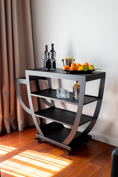 Stolik w CUP&ROLL w nowoczesnym wnętrzu