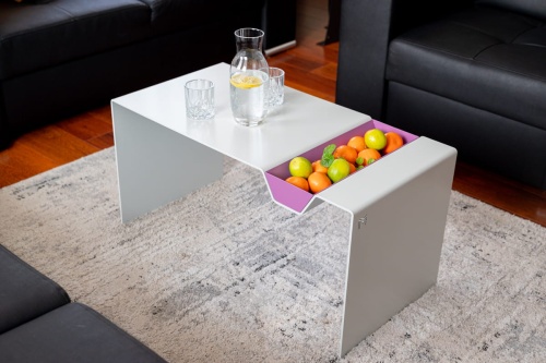 Metalowy stolik APERTO w nowoczesnym wnętrzu.