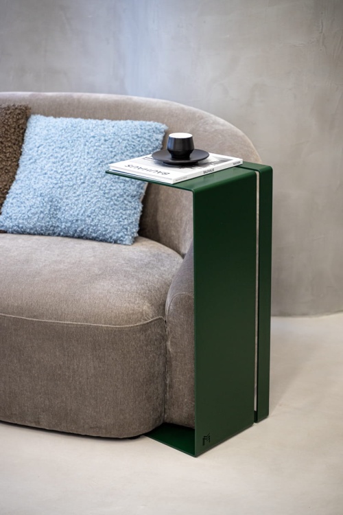 stolik linea side przy sofie