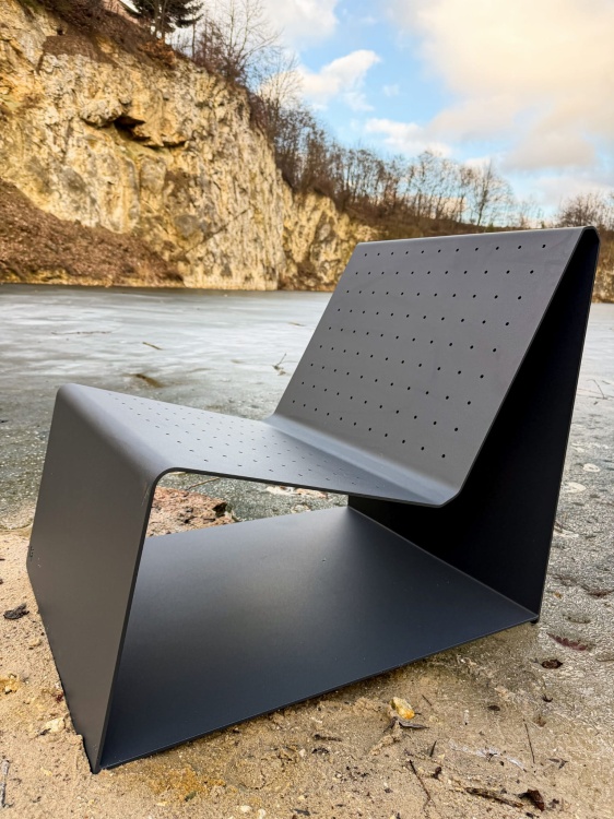 Gięta konstrukcja aluminiowa fotela MONO - jednolita forma