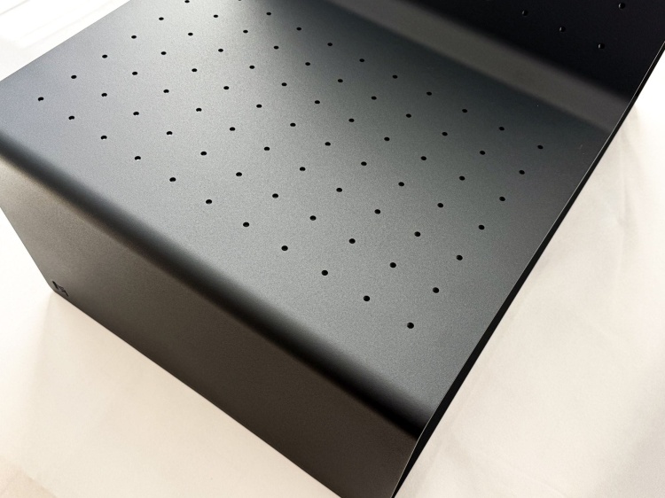 Perforacje MONO - detal wykończenia aluminium