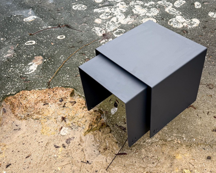 Stoliki CUBO w betonowym wnętrzu – nowoczesne meble z aluminium