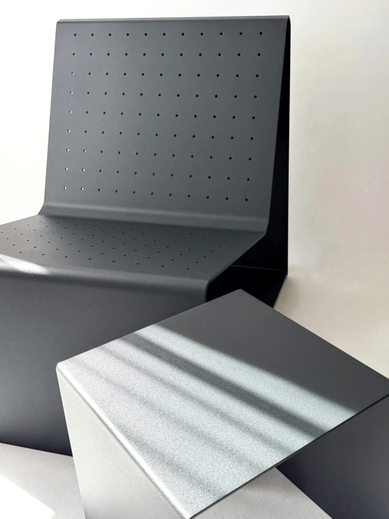 Fotel aluminiowy MONO ze stolikiem CUBO - detal perforacji