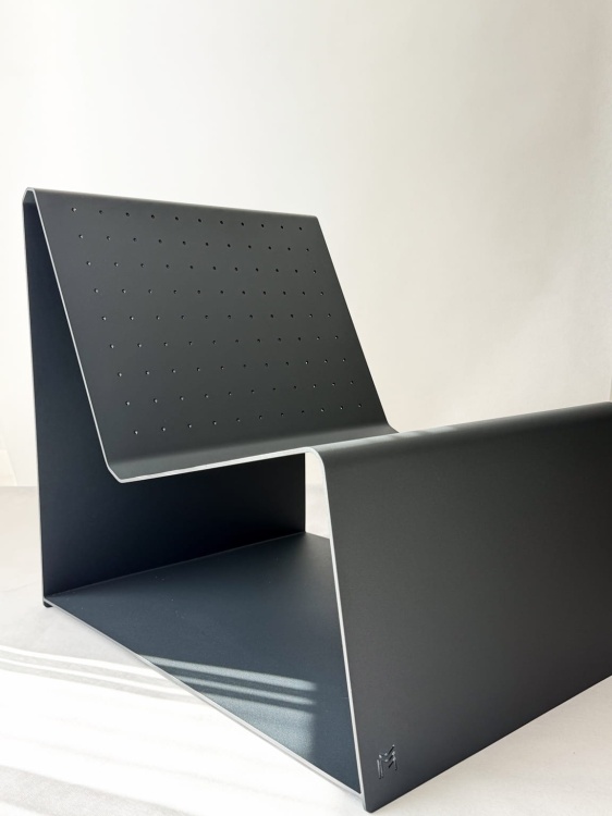 Jednoczęściowa forma MONO tworzy spójną, architektoniczną bryłę. Brak łączeń i widocznych śrub podkreśla czystość konstrukcji.