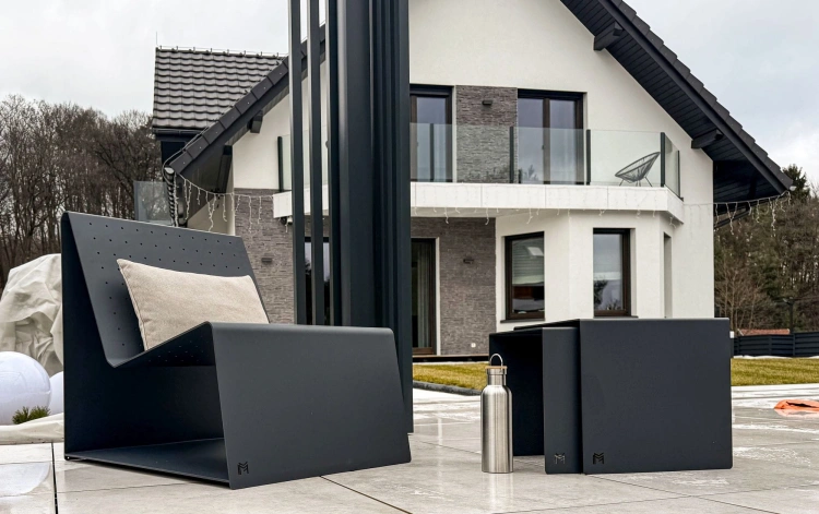 Zestaw mebli aluminiowych MONO + CUBO na tarasie