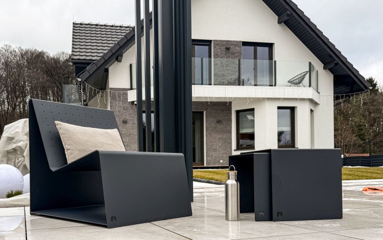 fotel ogrodowy aluminiowy MONO na nowoczesnym tarasie