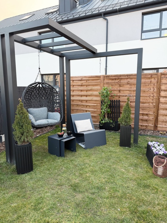 Zestaw mebli aluminiowych w strefie chillout