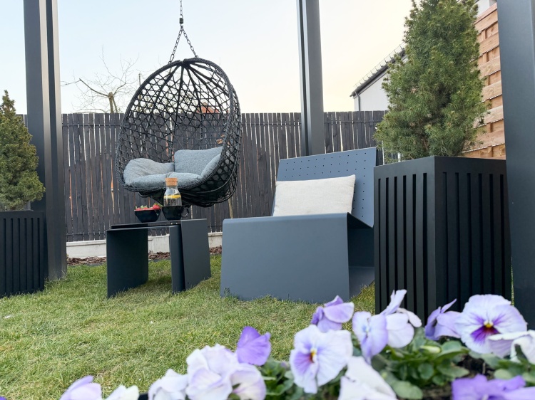 Meble i donice aluminiowe w ogrodzie