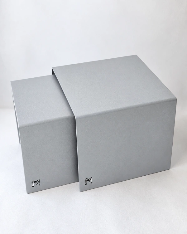 Stoliki CUBO w kolorze RAL 7047 - szary mleczny