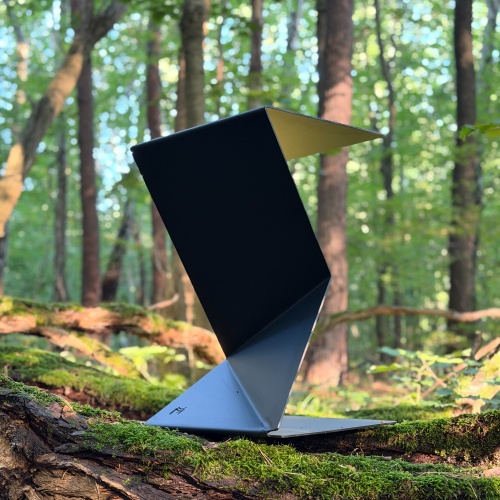 FOLD SIDE – designerski stolik boczny ze stali w leśnej aranżacji