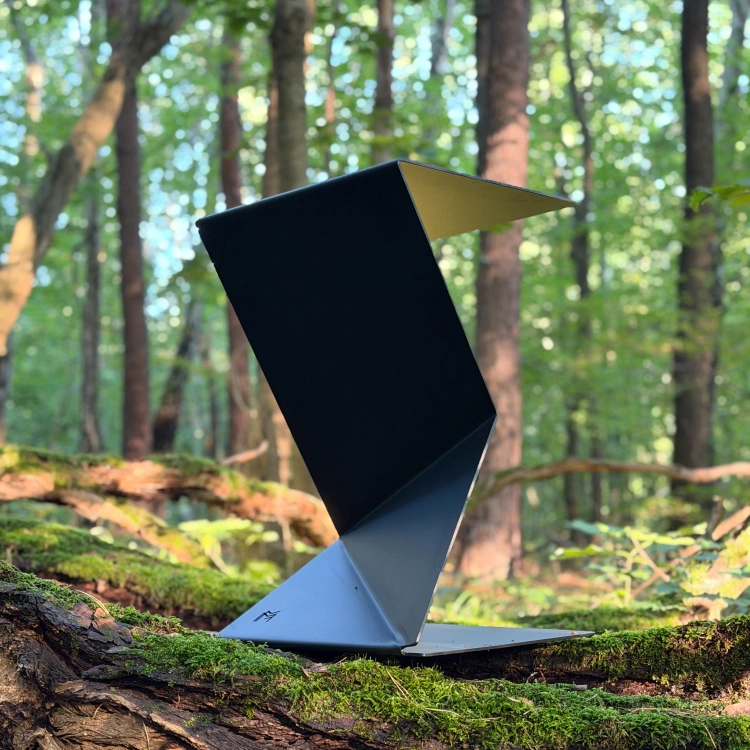 FOLD SIDE – designerski stolik boczny ze stali w leśnej aranżacji