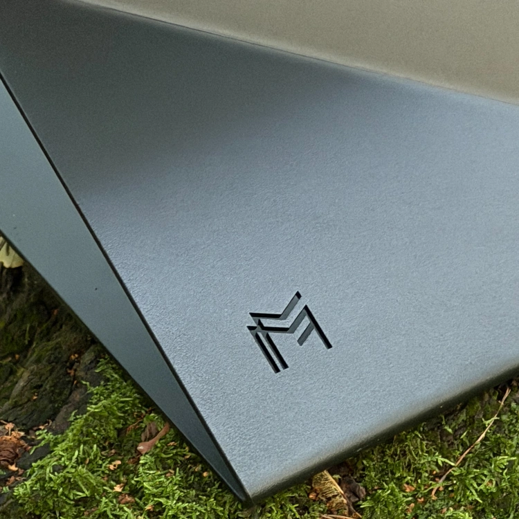 Detal stolika FOLD SIDE z logo METAL-MAT STUDIO