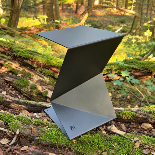 Metalowy stolik boczny FOLD SIDE – geometryczna forma