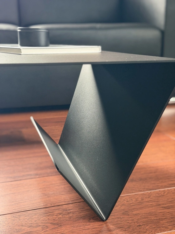 FOLD LOW – metalowy stolik kawowy o geometrycznej formie