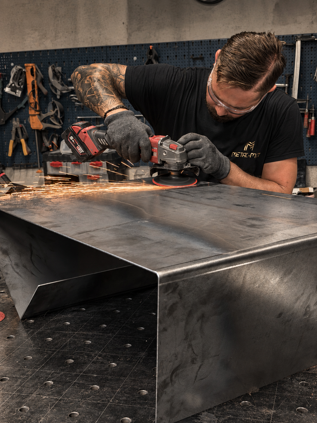 Produkcja mebli ze stali w pracowni METAL-MAT STUDIO